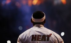 米兰体育-字母哥用实力证明自己，勇士击败猛龙，当个人传奇与团队荣耀交汇