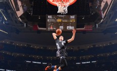 米兰体育app-奥运周期关键战之夜，布克个人能力完全展现