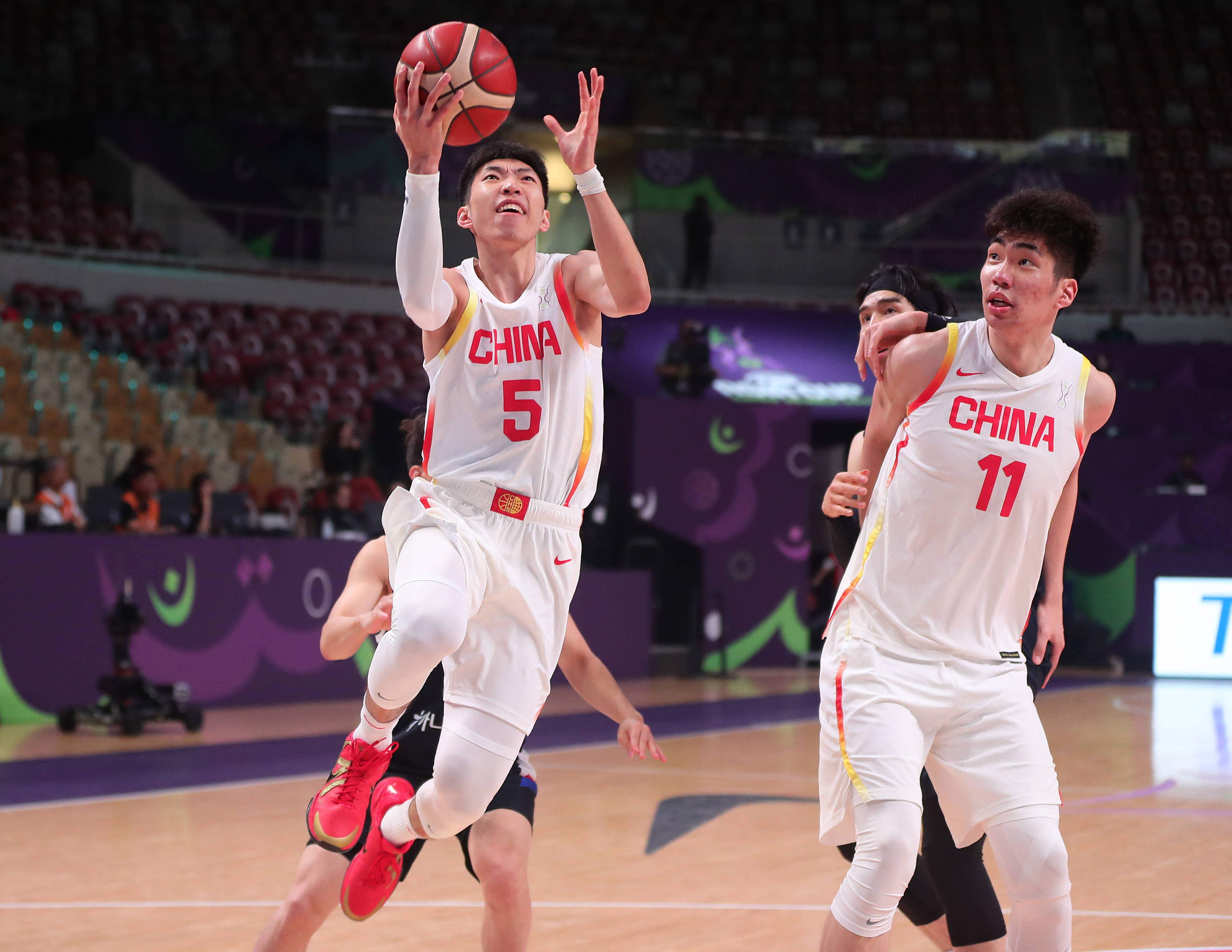 关于亚洲杯篮球赛事精彩不断，观众席座无虚席的信息