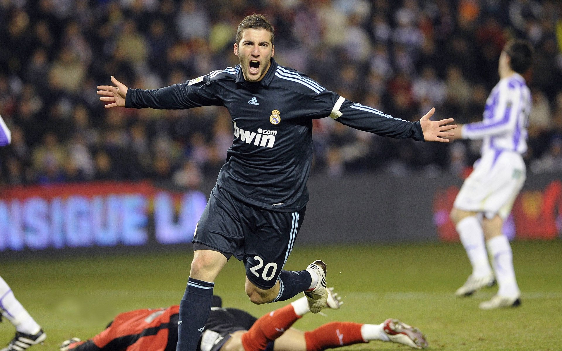 杰伦格林连续得分狂潮撕裂防线，深圳队强势攻陷广东主场