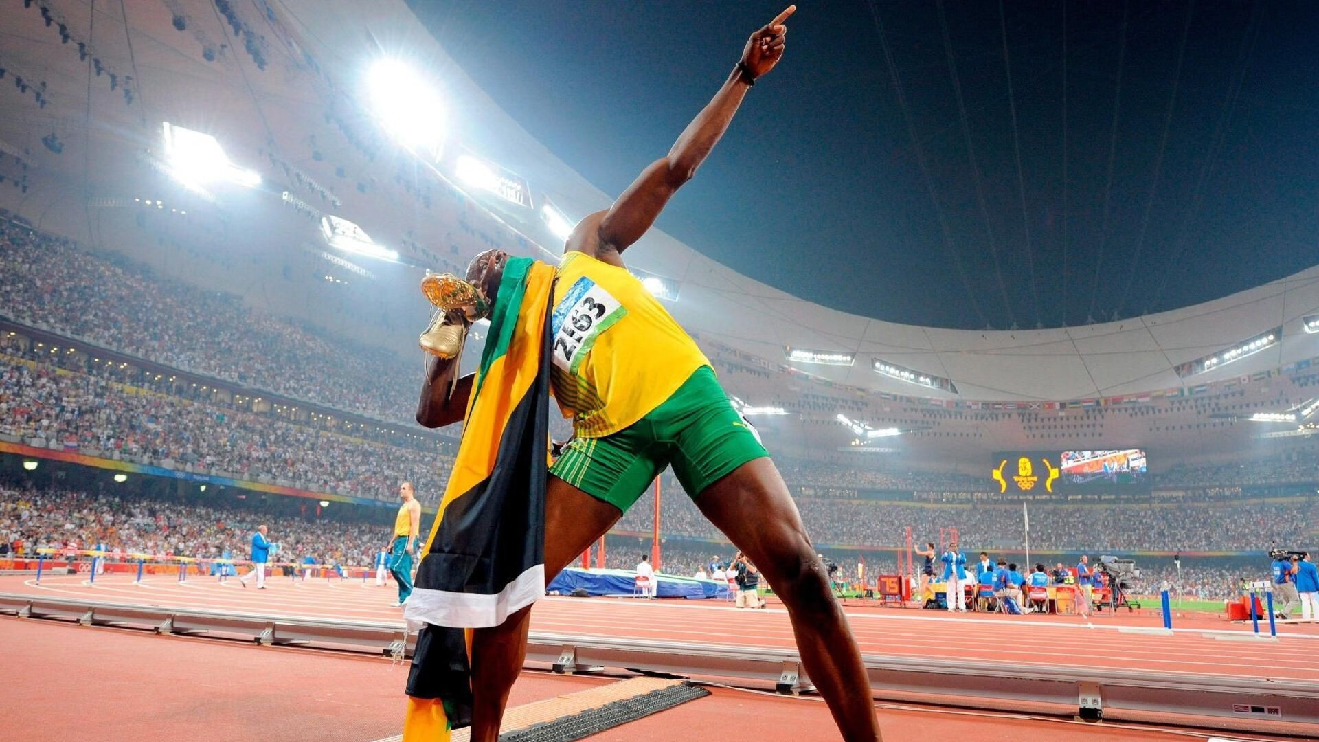 赛道上的彩虹,维尼修斯在F1年度争冠之夜的意外存在感